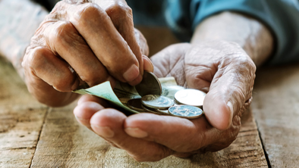 Bebetonozott nyugdíjminimum, foszladozó szociális háló - Index cikk
