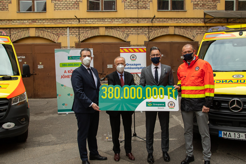 Óriásadomány a mentőknek a Groupama Biztosító és ügyfelei összefogásából